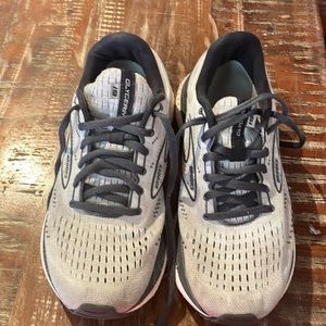 Average wear; still lots of life left. Brooks Glycerin 19. Size 8.5